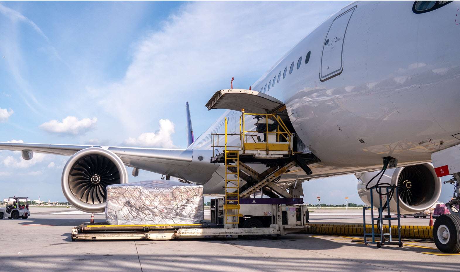 loading air cargo