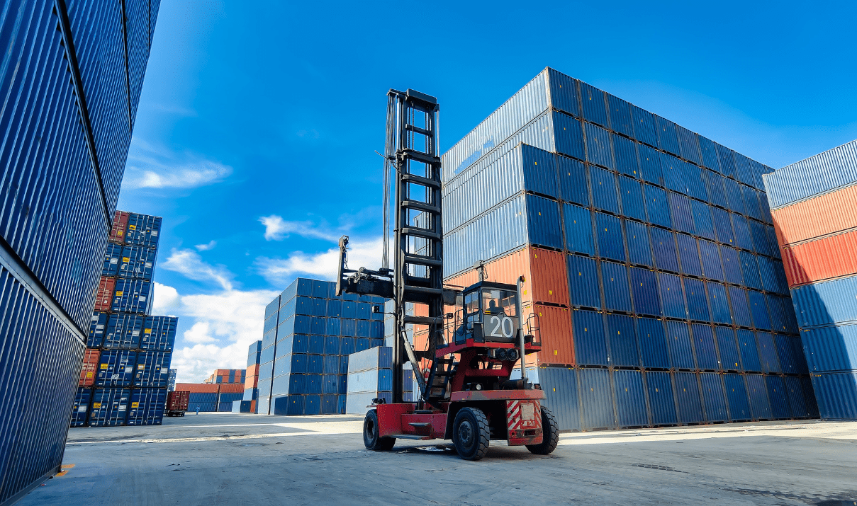 貨櫃堆放在港口,用叉車搬運貨物,象徵全球貿易和供應鏈物流
