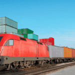 多式聯運貨櫃碼頭的貨運列車，展示多式聯運物流與無縫貨物轉運的運作模式